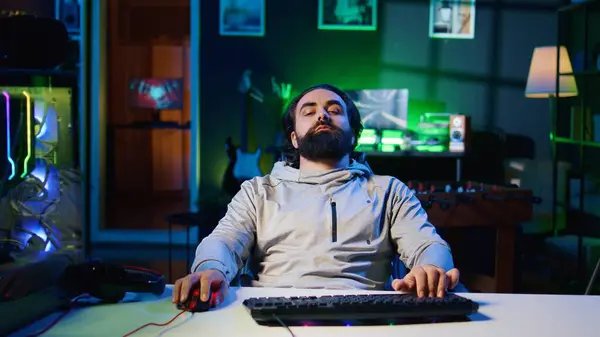Lazy Man Binging Videogames Home All Day Feeling Lifeless Disconnected — Stock Photo, Image