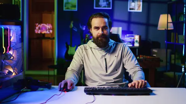 Mann Spielt Intensive Videospiel Turnier Online Während Stream Mit Publikum — Stockfoto