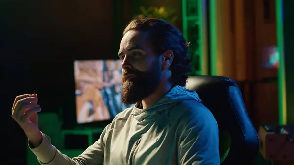 Mann Spielt Videospiele Live Während Mit Online Publikum Aus Dem — Stockfoto
