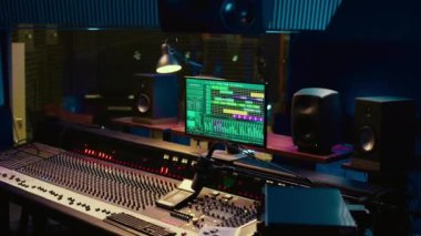 Müzik, miksaj ve ana konsepti kaydetmek ve düzenlemek için kullanılan düğmeler ve kaydıraklarla dolu boş kontrol odası. Profesyonel stüdyo paneli, şalterleri ve ön amfi düğmeleri var..