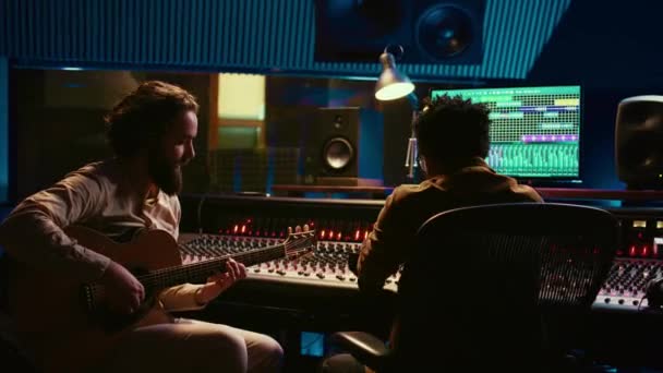 Compositeur Musicien Enregistrant Une Nouvelle Chanson Sur Guitare Électro Acoustique — Video