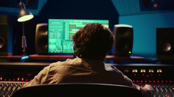 Engenheiro Musical Produzindo Sons Com Console Mixagem Interface Software Daw — Vídeo de Stock