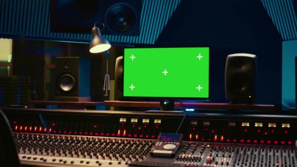 控制室 电脑上的绿屏在按钮和滑块旁边运行 面板混合控制台上的多个控件和交换器 空的专业工作室与立体声齿轮 摄像头B — 图库视频影像