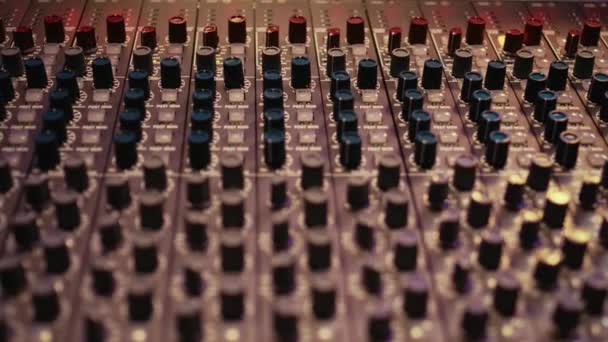有按钮和开关的控制室面板板作为记录和混合声音的机械和技术设备 空旷的专业隔音音乐工作室 — 图库视频影像