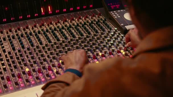 제어실 트위스트 슬라이더 스위치의 콘솔에서 새로운 음악을 생산하는 오디오 기술자 — 비디오
