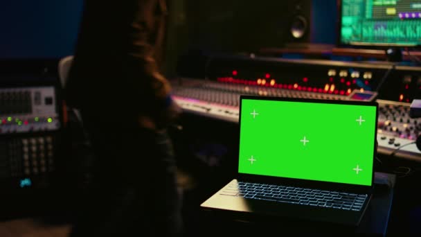 Skickliga Ljudtekniker Bearbetning Och Mixning Ljud Bredvid Mockup Display Laptop — Stockvideo