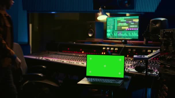 Produtor Musical Gravando Faixas Lado Laptop Mostrando Tela Mockup Isolado — Vídeo de Stock