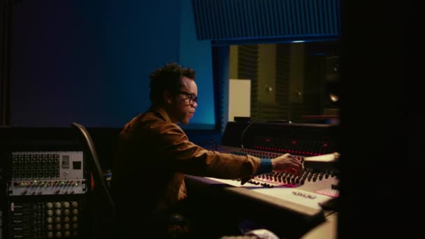 Müzik Yapımcısı Kontrol Odasında Konsolu Karıştırıyor Ses Kayıt Yazılımıyla Çalışıyor — Stok video