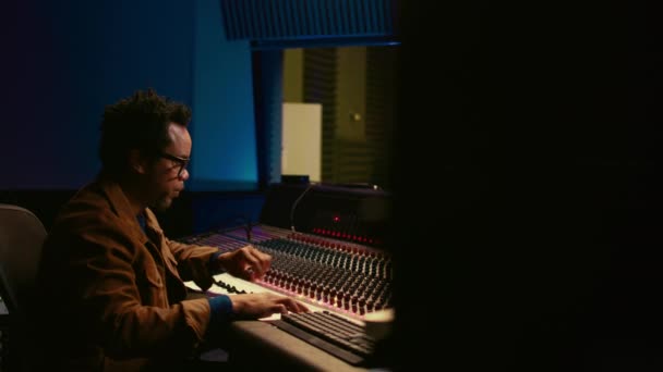 Porträtt Afrikansk Amerikansk Ljuddesigner Blandning Och Mastering Spår Med Professionell — Stockvideo