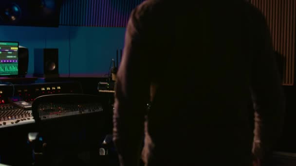 Ses Tasarımcısı Kayıt Melodileri Kontrol Odasında Yeni Bir Şarkı Yaratmak — Stok video
