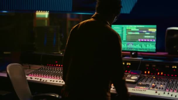 Tracking Engineer Werkt Aan Een Nieuw Album Het Opnemen Van — Stockvideo