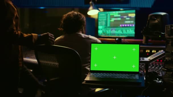 Projektant Dźwięku Piosenkarz Przyglądają Się Laptopowi Izolowanym Wyświetlaczem Sterowni Obsługując — Wideo stockowe