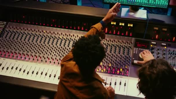 Equipe Produção Musical Examinando Níveis Volume Software Áudio Usando Técnicas — Vídeo de Stock
