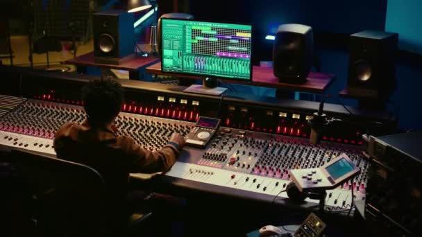 Afrykański Amerykański Ekspert Audio Dodając Efekty Dźwiękowe Torach Postprodukcji Operując — Wideo stockowe