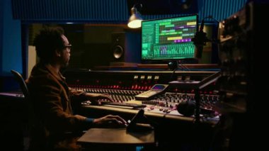 Kontrol odasındaki sesleri ses konsolu ve profesyonel kurgu yazılımı ile birlikte bilgisayarda takip ve karıştırma mühendisleri. Müzik prodüksiyon uzmanı motorlu faders ve knobs kullanıyor. Kamera B.