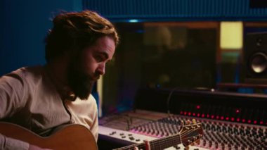 Profesyonel stüdyoda müzik enstrümanı çalan yetenekli bir söz yazarı, şarkıları kaydediyor ve miksaj konsolunda düzenliyor. Sanatçı müzisyen şarkı söylüyor ve müzik yapıyor. Kamera B.