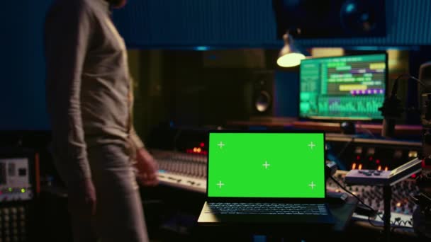 音频技术员在录音机混音控制台上调平声音 拥有一个显示绿屏显示的笔记本电脑 制作人在专业工作室 控制室中打开了大量的曲目 摄像头B — 图库视频影像