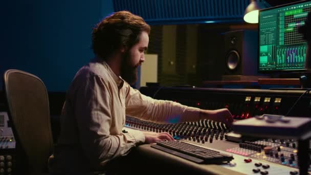 混音工程师专注于混合和平衡单个曲调的录音 以创造歌曲 音频编辑软件在控制室 专家处理声音的技术方面问题 摄像头B — 图库视频影像