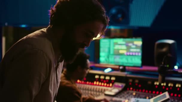 Umiejętny Muzyk Występujący Sterowni Studio Nagrywający Utwory Nowego Albumu Współpracujący — Wideo stockowe
