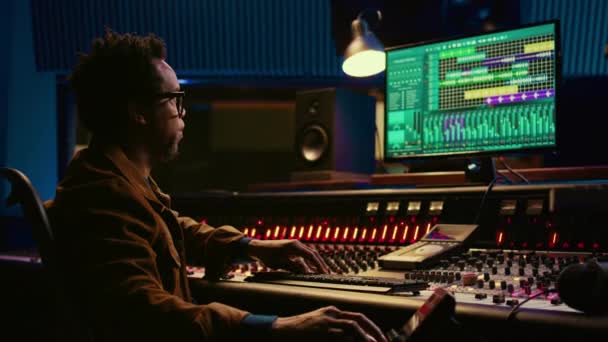 Afroamerikanischer Sounddesigner Arbeitet Mit Schnittsoftware Neue Tracks Produzieren Toningenieur Verwendet — Stockvideo