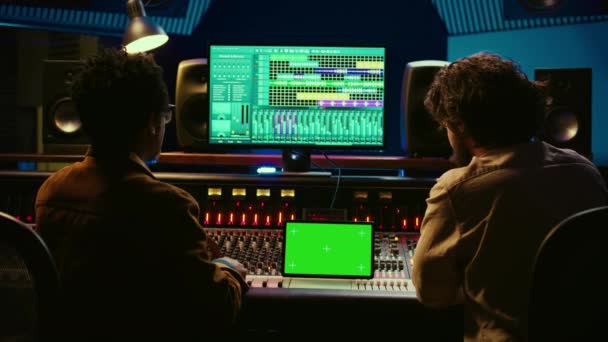 Künstler Und Sounddesigner Untersuchen Digitale Schnittsoftware Und Mockup Auf Dem — Stockvideo