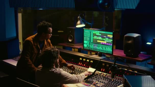 音乐家和制作人在专业工作室的声卡上工作 音效设计师在音乐制作中使用数字混音器 在控制台的滑块和按键上操作 摄像头B — 图库视频影像