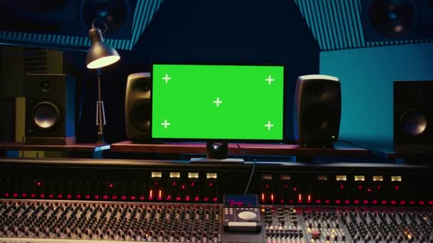 空的专业录音室控制室 绿屏显示 编辑和处理轨道 电动读取机 按钮和滑块用于混合和掌握技术 摄像头B — 图库视频影像