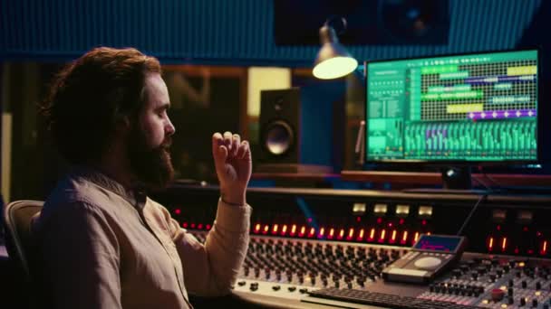 Sledovací Technik Používal Audio Mixér Profesionálním Nahrávacím Studiu Při Stisknutí — Stock video