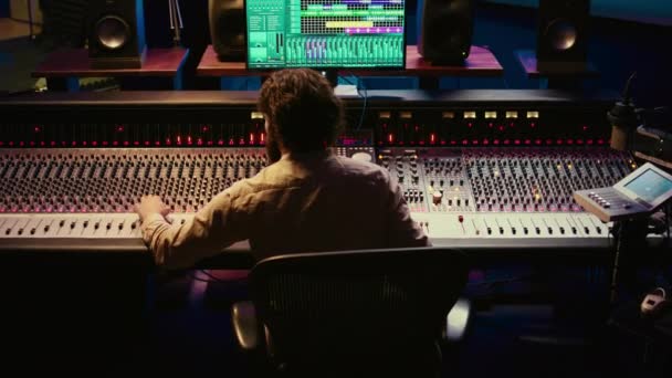 Sound Designer Mixagem Masterização Faixas Console Áudio Sala Controle Usando — Vídeo de Stock