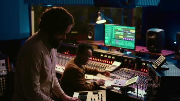 Artista Músico Tocando Midi Controlador Sintetizador Estúdio Gravação Música Compondo — Vídeo de Stock