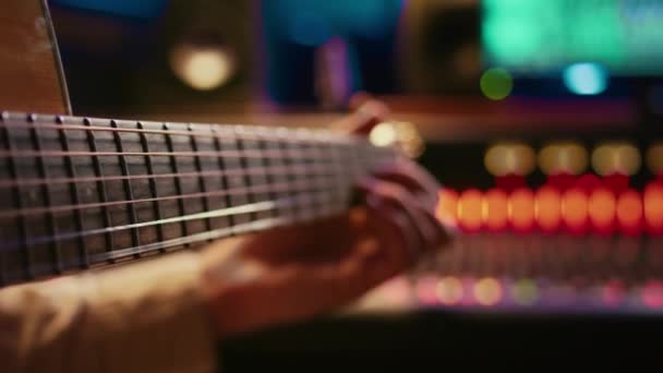 아티스트 작곡가 스튜디오에서 기타에 새로운 노래를 만들고 콘솔과 앰프를 사용하여 — 비디오