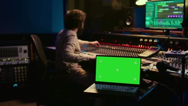 Inżynier Produkcji Muzycznej Miksował Masterował Muzykę Sterowni Używając Laptopa Zielonym — Wideo stockowe