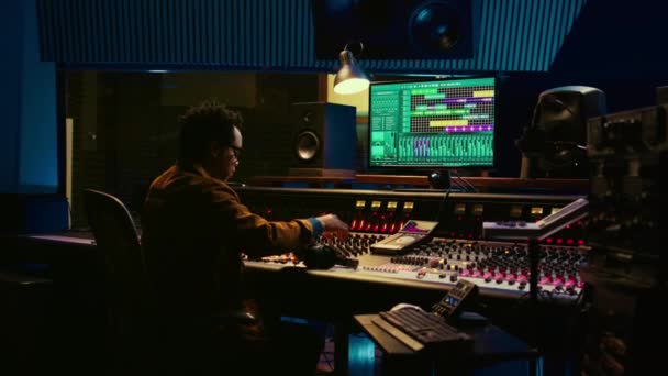 아프리카계 미국인 사운드 디자이너는 불균형과 파일에 노이즈를 스튜디오에서 포스트 제어실 — 비디오