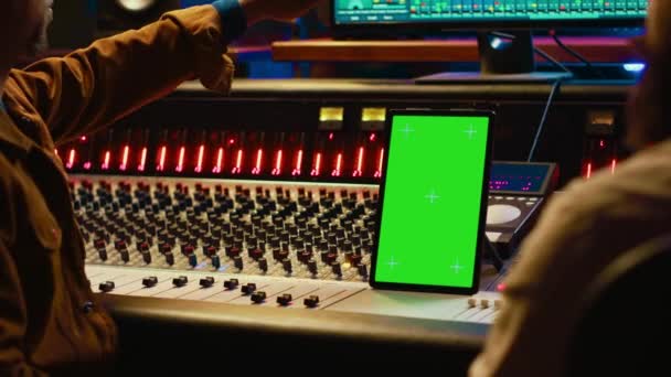 Diverse Musikexperten Arbeiten Mit Greenscreen Auf Tablet Und Mischpult Regieraum — Stockvideo