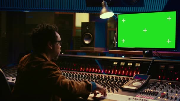 Αφροαμερικάνος Σχεδιαστής Ήχου Κοιτάζει Την Πράσινη Οθόνη Για Ηχογραφήσει Και — Αρχείο Βίντεο
