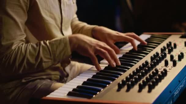 歌手在录音室用钢琴Midi控制器创作歌曲 在电子键盘上记录音符 艺术家音乐家与技师一起创作和制作曲目 相机A — 图库视频影像