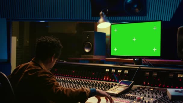 Technicien Audio Travaille Sur Post Production Musicale Avec Écran Vert — Video