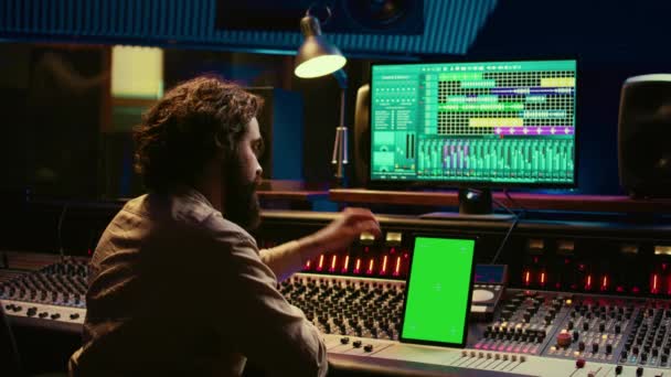 Producteur Musique Enregistrant Mixant Reproduisant Son Sur Logiciel Audio Utilisant — Video