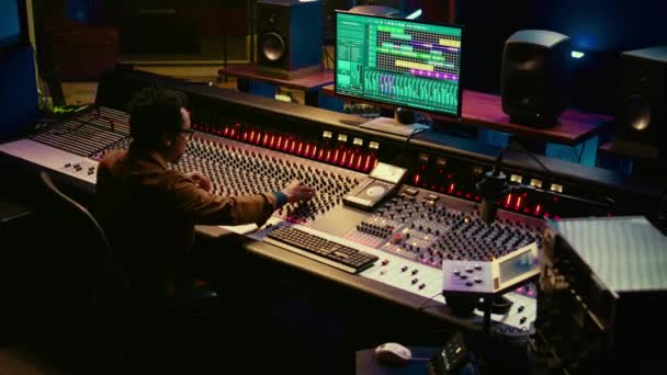Retrato Del Ingeniero Sonido Profesional Grabando Pistas Editando Melodías Ajustando — Vídeos de Stock