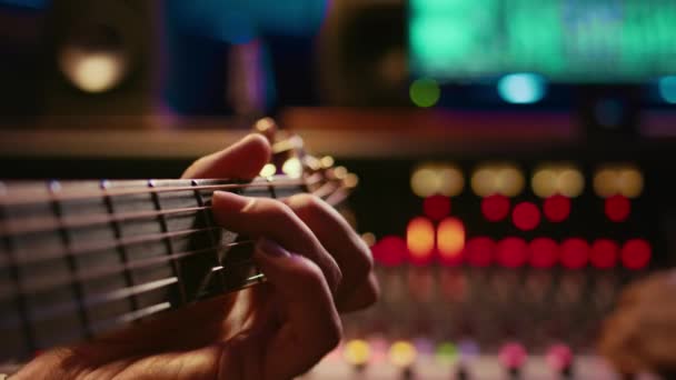 Penyanyi Musik Merekam Lagu Baru Pada Gitar Akustik Elektro Nya — Stok Video
