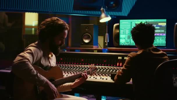 아티스트 작곡가는 제어실에서 콘솔과 기어를 사용하여 프로페셔널 스튜디오에서 기타에 새로운 — 비디오