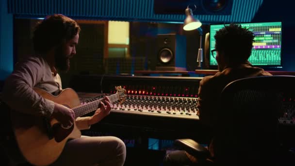 Músico Engenheiro Som Gravando Músicas Guitarra Sala Controle Estúdio Produção — Vídeo de Stock