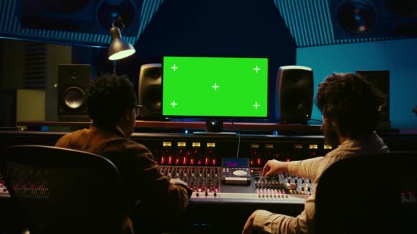 不同的生产商混合和掌握的轨道与模拟显示在计算机上 录音后 添加效果在后期制作 艺术工作者和音响工程师扭动控制台旋钮 摄像头B — 图库视频影像
