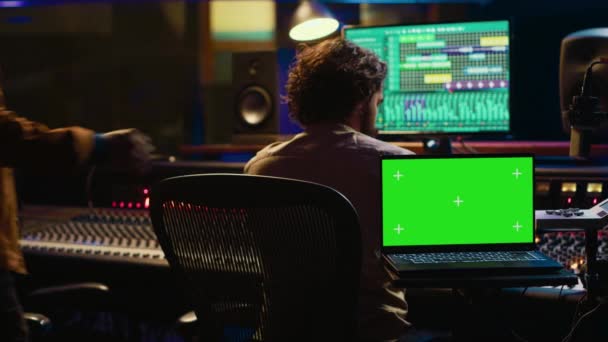 Tým Umělců Hudebních Producentů Pracuje Maketovým Displejem Zpracováním Mixováním Zvuků — Stock video