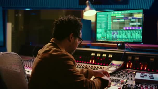 Elektronik Klavyede Yetenekli Müzisyen Kayıt Melodileri Piyanoda Şarkı Söylemek Stüdyoda — Stok video