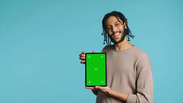 Radosny Człowiek Trzymający Zieloną Tabliczkę Wykazujący Pozytywne Emocje Upbeat Osoba — Zdjęcie stockowe