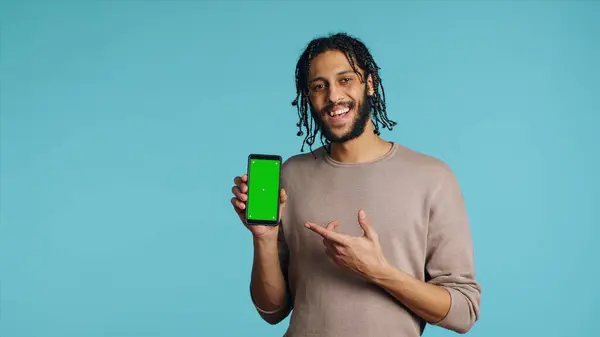 Podekscytowany Człowiek Wskazuje Palcem Wskazującym Odizolowany Ekran Telefonu Robi Rekomendację — Zdjęcie stockowe