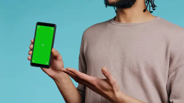 Szczęśliwy Człowiek Wskazując Zielony Ekran Telefonu Komórkowego Pokazując Kciuki Górę — Zdjęcie stockowe