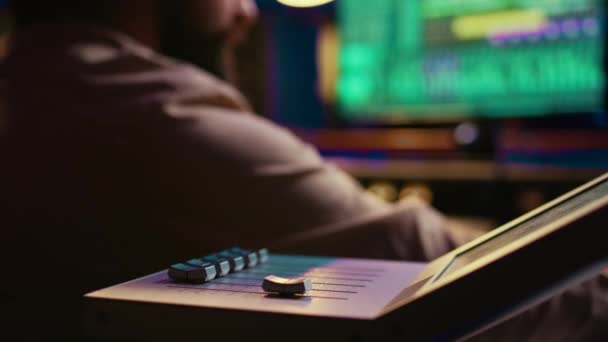 Zvukový Inženýr Pracující Motorizované Faders Regulátoru Profesionálním Studiu Editace Míchání — Stock video