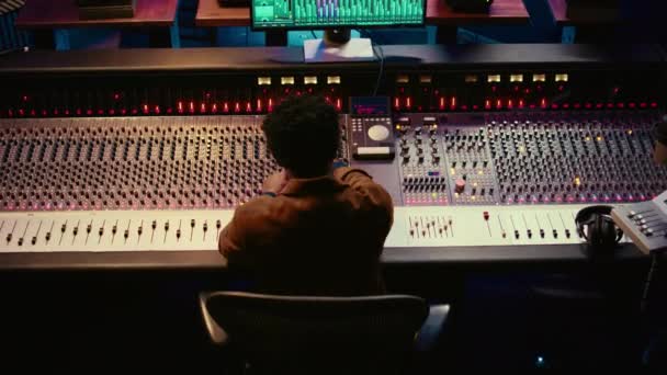 Amerykański Producent Muzyczny Kończący Nowy Utwór Profesjonalnym Studiu Nagrywający Edytujący — Wideo stockowe